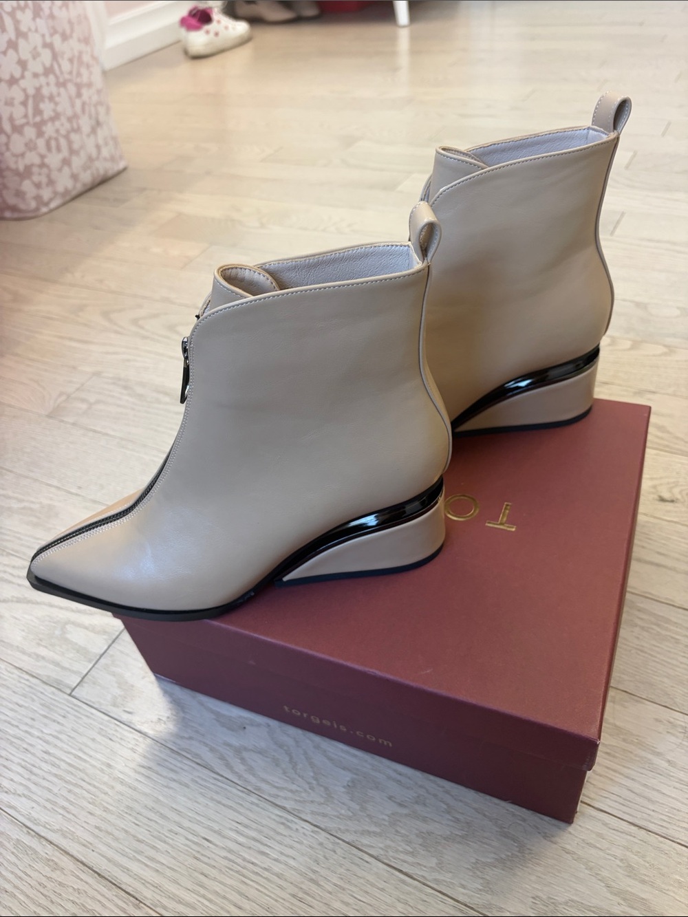 Corgis Beige Leather Ankle Boots with Sculpted Black-Trim Heel - Picture 4 of 6